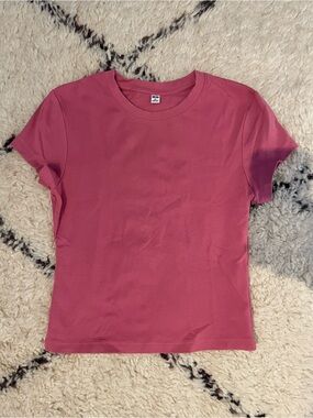 Uniqlo Women's Short Sleeve Crewneck Tee in Rose Pink